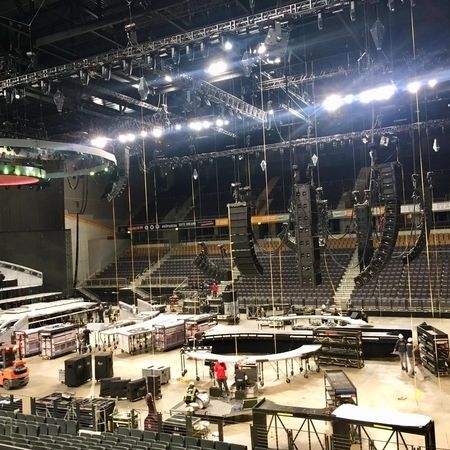 Konzertbühne mit umfangreicher Technik.