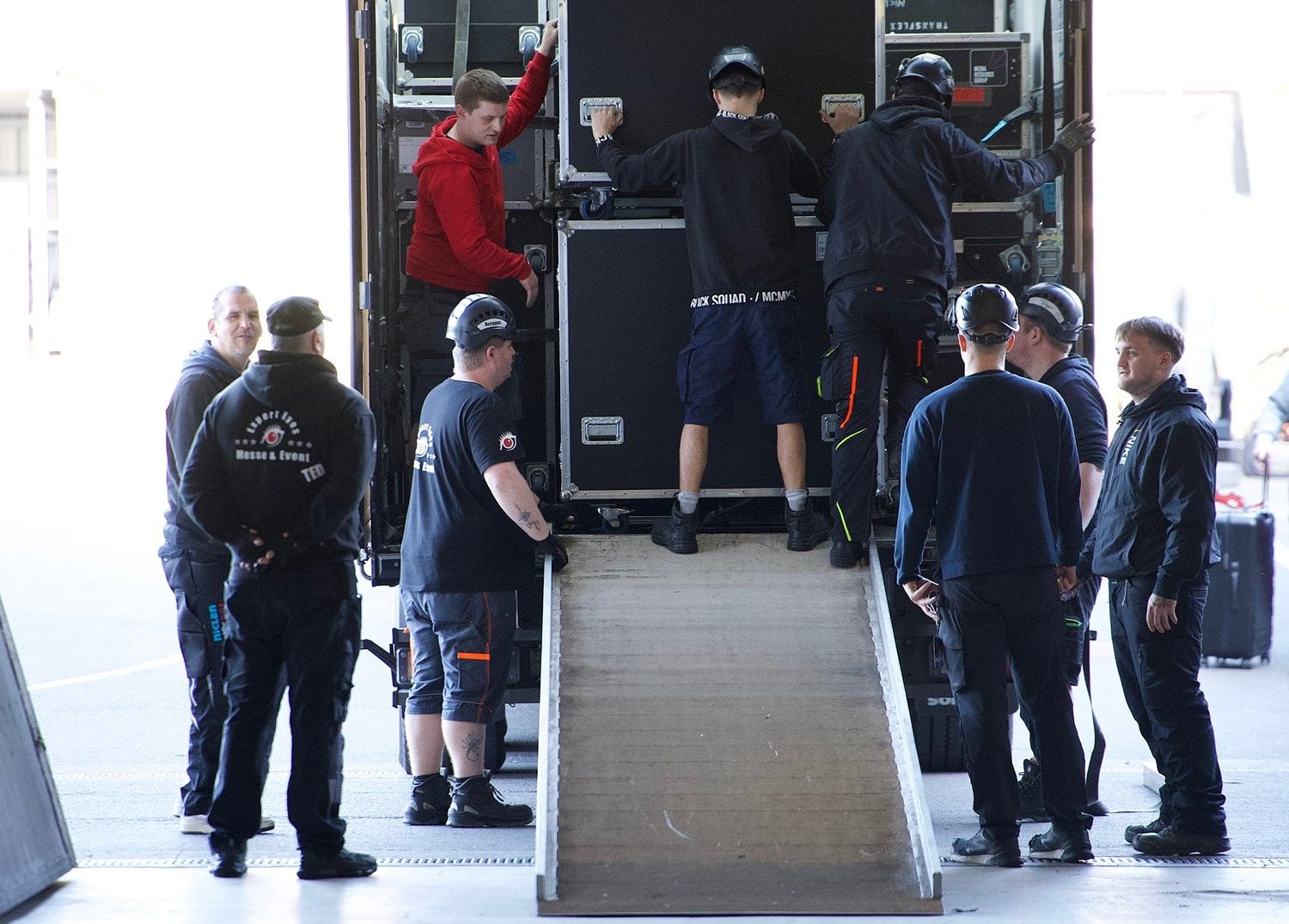 Männer versammeln sich um einen großen Truck im Freien.