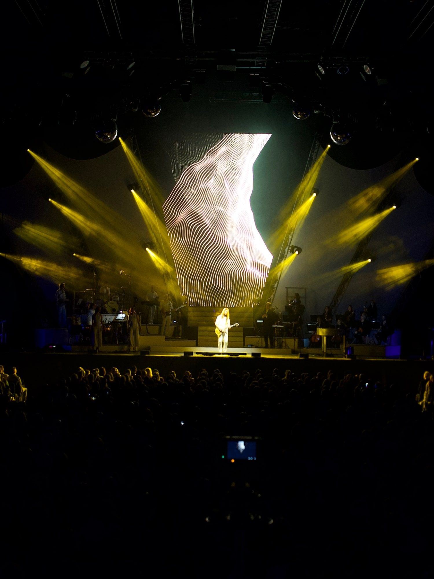 Gelb beleuchtete Konzertbühne mit Lichtshow